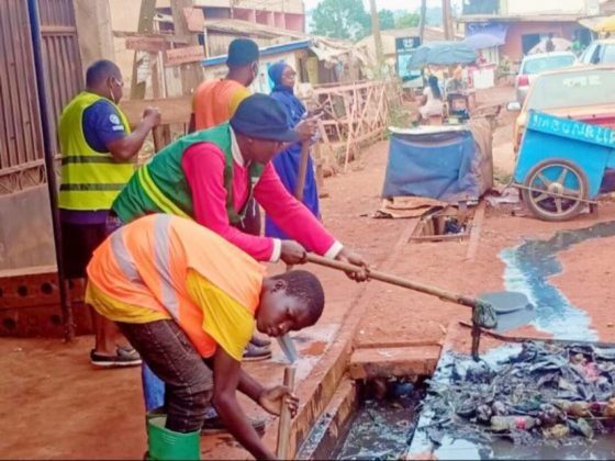 Curage des caniveaux par la population pour la propreté de la commune